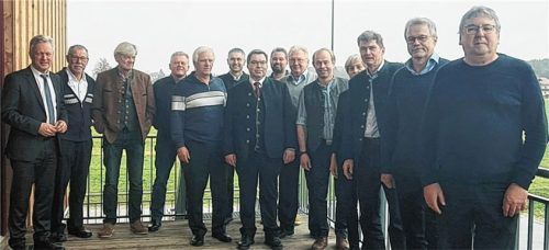 Der neue Vorstand mit dem Bürgermeister von Vogtareuth Rudolf Leitmannstetter (links). Foto re