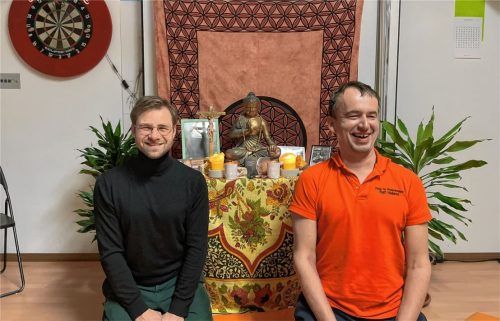 Der Pfarrer und der Heiland: Dr. Richard Graupner (links) und Ralf Heiland leiten gemeinsam eine christlich-buddhistische Meditation. Foto privat