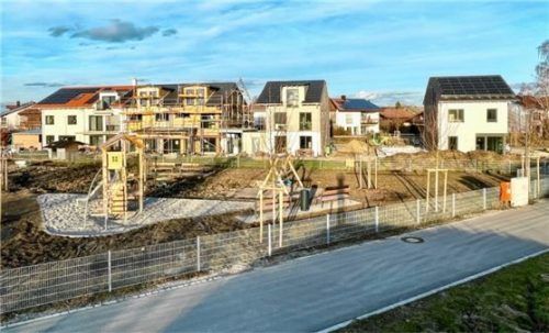 Der Startschuss ist erfolgt, die ersten Rohbauten stehen: bis zu 31 neue Häuser entstehen östlich der Weihenlindener Straße.