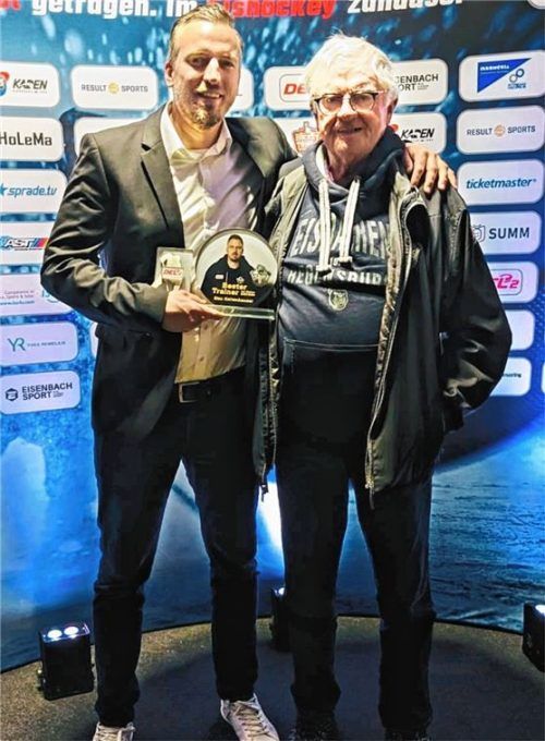 Der Trainer der Jahres in der DEL2: Max Kaltenhauser präsentiert die Trophäe mit seinem Vater.Foto jah