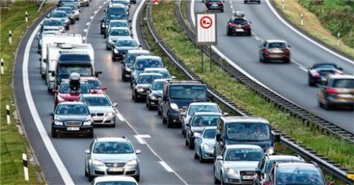 Der Verkehr staut sich in Fahrtrichtung München. Zwei Spuren mehr sollen Abhilfe schaffen. Foto dpa