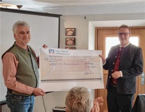 Der Vorsitzende Joachim Pfaller (rechts) überreichte Bürgermeister Hans Murner aus Höslwang einen Scheck in Höhe von 500 Euro.Foto re