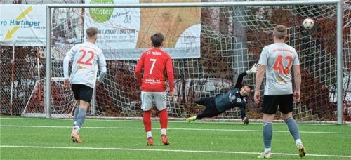 Die 1:0-Führung für die Gäste aus Wörgl. Sechziger-KeeperAlin Goia war beim Elfmeter chancenlos. Foto Franz Ruprecht