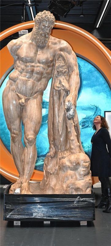 Die 3,40 Meter hohe Statue des Herakles Farnese ist im Lokschuppen eingetroffen. Bewundert wird sie hier von Lokschuppen-Leiterin Jennifer Morscheiser. Fotos Schlecker