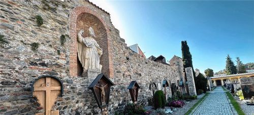Die alte Stadtmauer auf der Friedhofsinnenseite mit den Baumburger Statuen. Fotos auer