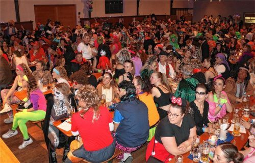 Die Aschauer Festhalle bleibt die Faschingshochburg für den gesamten Faschingsadel im Chiemgau. Noch nicht einmal der sprichwörtlich letzte Platz war in der großen Halle noch frei, bunt kostümiertes Faschingsvolk bevölkerte dieTische und Gänge, die Bar und die Raucherlounge. Foto Rehberg