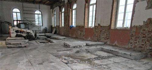 Die Ausbauarbeiten am Zehentstadel haben begonnen. Derzeit werden die Einbauten des Brauereibetriebs entfernt und im Nordbau Stahlträger eingebaut.