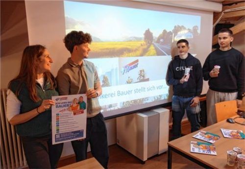 Die Ausbildungsleiterin der Firma Bauer, Michaela Wimmer (links), und BWL-Student Ludwig Kunke sprechen mit Schülern der Wirtschaftsschule. Foto  Füchtner