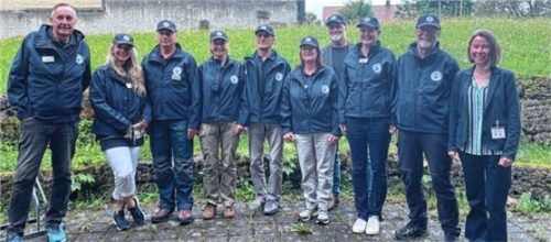 Die Chiemseeranger sind leicht zu erkennen an ihrem Outfit. Ganz rechts Dipl.-Biologin Susanne Mühlbacher-Kreuzer vom Abwasser- und Umweltverband Chiemsee (AUV). Der AUV ist das federführende Organ des Pilotprojekts.