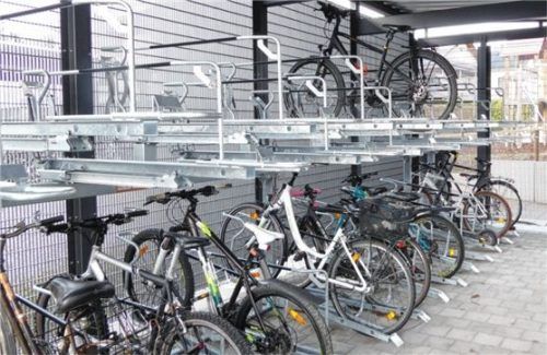 Die Doppelstockparkanlage. Die Räder in die obere Etage zu bringen, ist aber gar nicht so einfach.