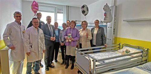 Die Freude über die neue Eltern-Kind-Station war Honoratioren, Gästen und Beteiligten anzusehen. Einen ersten Einblick erhielten (von links) der Ärztliche Direktor Dr. Andreas Bauer, Chefarzt Klinik für Kinder- und Jugendmedizin Dr. Torsten Uhlig, Leiter Klinikinfrastruktur Josef Bauer, Landrat Otto Lederer, Pflegedirektorin Judith Hantl-Merget, Pflegerische Zentrumsleitung Diana Frankenberg, Zweite Fördervereinsvorsitzende der Kinderklinik Jasmin Harre-Göhsl, Rosenheims Dritte Bürgermeisterin Gabriele Leicht, Fördervereinsvorsitzende der Kinderklinik Mihaela Hammer sowie die Schatzmeisterin Sanja Cvetko.Foto  RoMed Kliniken