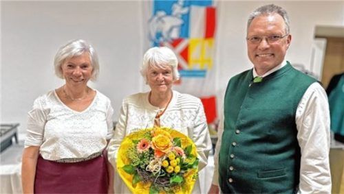 Die Geehrten: (von links) Regina Schlemer, Elisabeth Zacher, Pfarrer Paul Janßen. Foto H.Reiter