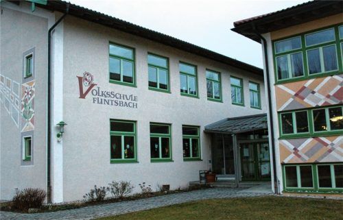 Die Gemeinde Flintsbach steht im Jahr 2024 vor einer finanziellen Herausforderung, da zahlreiche Investitionen anstehen, wie zum Beispiel die Umsetzung von Brandschutzmaßnahmen in der Grundschule mit 250000 Euro.Foto  Steffenhagen
