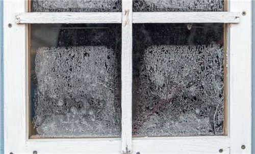 Die große Mehrzahl der Frostschäden betrifft Immobilien, die im Winter nicht genutzt werden. Foto Zacharie Scheurer/dpa
