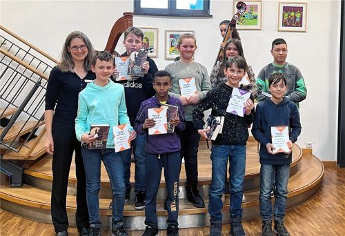 Die Hauptakteure des Rosenheimer Vorlesewettbewerbs: (von links) Organisatorin Bettina Sölch, Moritz Pappenberger, Tobias Schlosser, Michael Tesfay, Anna Linner, Roman Ott, Hanna Ballwieser, Samuel Menne und Karlo Kezic. Fotos Eisenreich