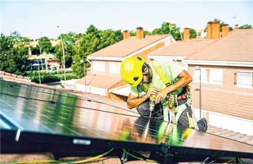 Die Installation einer Photovoltaikanlage sollte unbedingt von Fachleuten ausgeführt werden. Foto IMAGO/Westend61