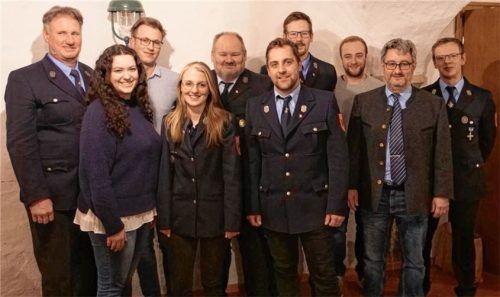 Die Jahreshauptversammlung der Feuerwehr Fischbach wählte (von links) Martin Kuchler zum Fähnrich, Magdalena Wagner zur Kassierin, Marinus Stock zum stellvertretenden Kommandanten, Nina Ranesberger zur Zweiten Vorsitzenden, Christian Kuchler zum Schriftführer, Josef Achrainer junior zum Vorsitzenden, Florian Mayer zum Kommandanten sowie Georg Astner und Hans Astner junior (rechts) zu Beisitzern. Die Wahl leitete Bürgermeister Stefan Lederwascher (Zweiter von rechts).Foto Steffenhagen