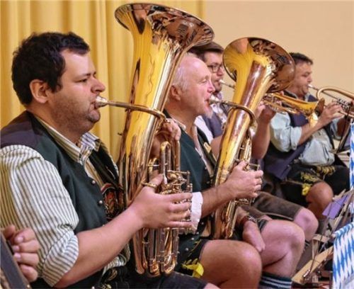 Die „Kindsbiermusi“ aus Bad Endorf spielt im Bürgertreffpunkt Bahnhof Lichterfelde West in Berlin zünftig auf.Foto  Urlaub