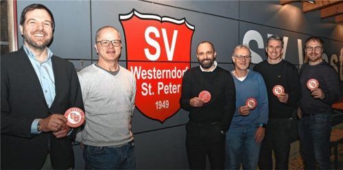 Die Kooperation ist perfekt. Das feiern (von links) Benedikt Jancso (Kassier Team Bananenflanke), Klaus Jordan (Vorstand SV Westerndorf), Sebastian Kleiber (SVW-Jugendleiter), Oliver Fiederer (Vorstand Team Bananenflanke), Tobi Schweinsteiger und Andi Horn (beide Bananenflanke-Vorstandsmitglieder). Foto Ziegler