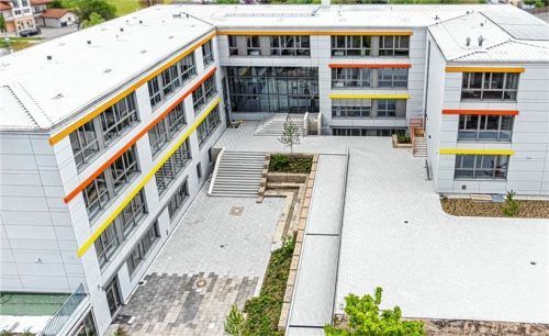 Die neue Schule in Rott vom Pausenhof aus gesehen.