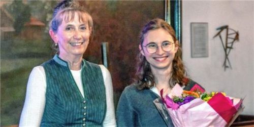 Die neue Vorsitzende Erika Spohn (links) dankte ihrer Vorgängerin Katharina Lechert.Foto  Url