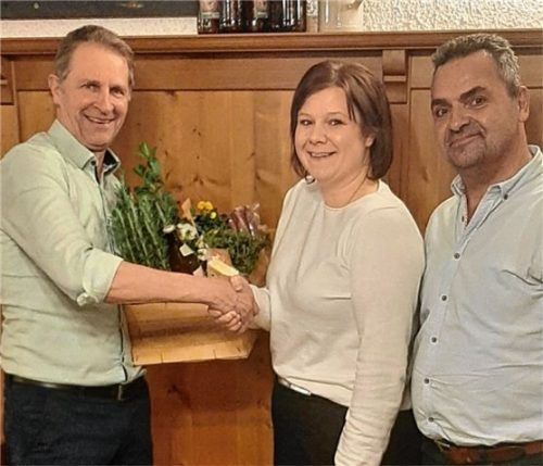 Die neue Vorsitzende Roswitha Aicher verabschiedete zusammen mit dem Zweiten Vorsitzenden Jörg Gottschalk (rechts) Peter Stuhlreiter (links), der nicht mehr kandidierte. Foto re