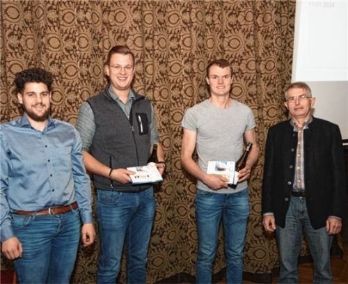Die Organisatoren des Milchviehtags, Hans-Jörg Steinberger (rechts) und (von links) Johannes Friedrich, dankten Fütterungsberater Johannes Anzenberger sowie Landwirt Leonhard Schmid für ihre Vorträge. Foto fund