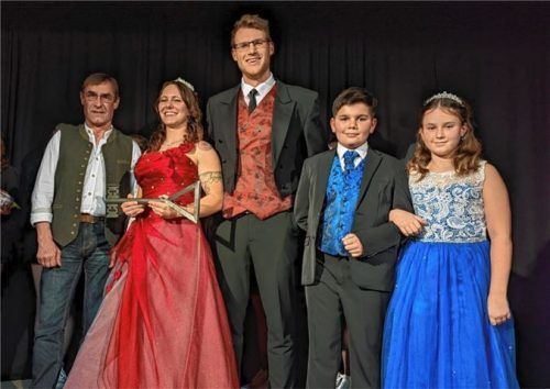 Die Prinzenpaare des Jahres bei der Schlüsselübergabe.