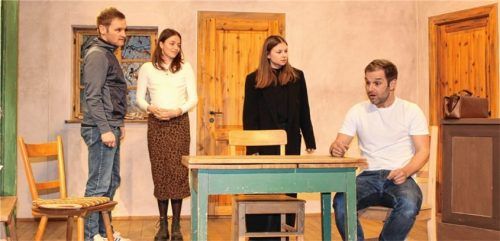 Die Proben zum „Bader-Kriag“ sind in vollem Gange. Auf der Bühne stehen (von links) Peter Oberauer, Vroni Dettendorfer, Lena Stieglbauer und Sepp Oberauer.Foto Steffenhagen