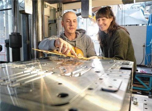 Die Projekte im Zentrum für Forschung, Entwicklung und Transfer werden durch Sebastian Wiedl (links) und Sabine Hummel als wissenschaftliche Mitarbeiter begleitet. Foto Krey