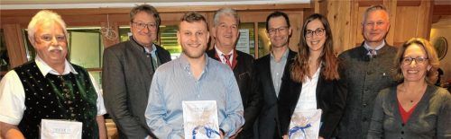 Die Protagonisten der Unternehmerpreis-Verleihung: (von links) Hubert Steffl, Laudator und Vorstandsmitglied Robert Schlamp, Franz Josef Bergmüller, Hans Bäuerle, Vorstandsmitglied Michael Weber, Maria Weber (Salus), Laudator und Bürgermeister Richard Richter und Vorsitzende Christine Knoll. Foto Baumann
