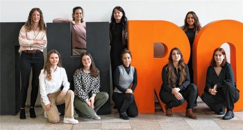 Die Teilnehmerinnen des Programms ROCkETempowers: Caren Horstmannshoff, Chiara Nader und Mona Semmlin (hinten von links) sowie Emma Graupner, Antonia Böck, Laura Scholz, Marina Vörding und Nadine Gollinger (vorne von links). Nicht auf dem Bild sind Viktoria Murr und Stefanie Feßler. Hinten rechts zu sehen ist Gründungsberaterin Julia Scharrer. Foto Julia Gillesberger.