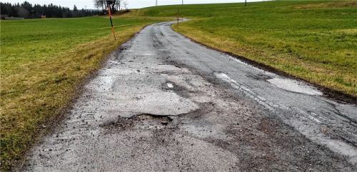 Die Verbindungsstraße von Aufham in Richtung Gasthof Sägwirt bedarf dringend einer Erneuerung, da sie von zahlreichen Schlaglöchern geprägt ist.Foto kirchner