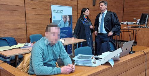Die Verteidiger von Sebastian T. – Regina Rick und Harald Baumgärtl – beraten sich kurz vor Beginn des 29. Prozesstages in Traunstein. Foto Weiser