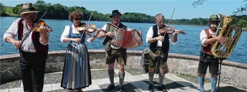 Die Volksmusikausstellungen in Schloss Hartmannsberg sind ein unterhaltsamer Treffpunkt, im Jahr 2023 u.a. mit den „Zuahäusl Aufgeigern“ aus Nußdorf und dem Inntal. Foto EBES-Volksmusik