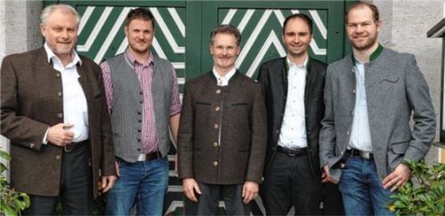 Die Vorstandschaft des Wildenwarter Rauchclubs Gemütlichkeit: Vorsitzender Hans-Peter Priller (Mitte) mit (von links) Schriftführer Rainer Knoll, Beisitzer Sebastian Riedl, Zweitem Vorsitzenden Michael Schweiger und Kassier Andreas Stoib.Foto Rehberg