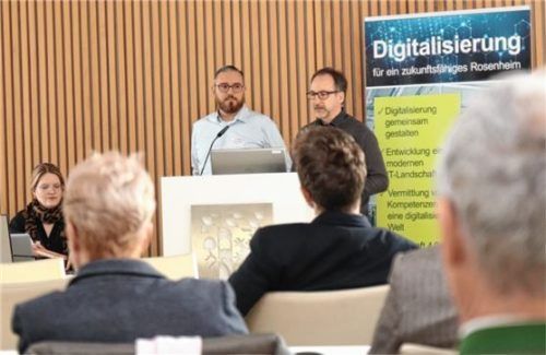 Dr. Michael Heinlein und Dr. Norbert Huchler (rechts) vom ISF München geben den Schulvertretern einen Einblick in die gesellschaftliche Bedeutung von KI.Foto Landratsamt