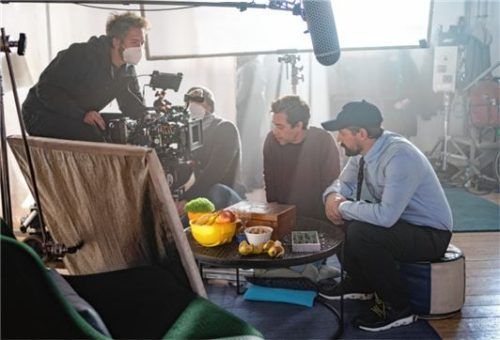 Dreh für den „Checker-Tobi“-Film: Johannes Obermaier (links) mit Checker Tobi alias Tobias Krell (Mitte) und Klaas Heufer-Umlauf. Foto megaherz film/ Hopfner
