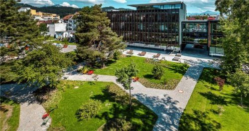 Durch den Erhalt und Ausbau ihrer Grünflächen trägt die FH Kufstein Tirol zu einem gesunden Klima bei und lädt Studierende und Anwohner zum Verweilen ein. Foto FH Kufstein Tirol