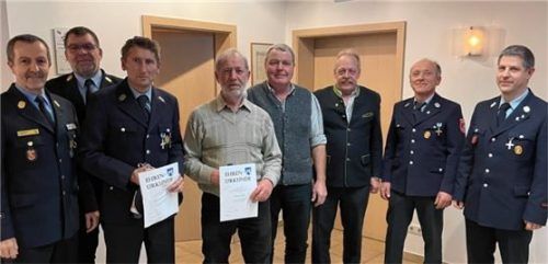 Ehrungen auf der Jahreshauptversammlung der freiwilligen Feuerwehr: (von links) Richard Schrank, Franz Hochhäuser, Georg Poschner, Benno Öttl, Klement Ellmayer, Wolfgang Kirner, Franz Grießl, Georg Sommer.Foto re
