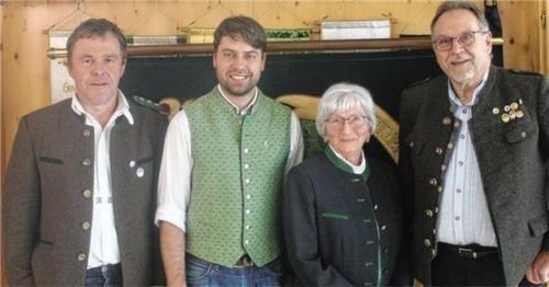 Ehrungen für langjährige Mitgliedschaft und besondere Verdienste: (von links) Schützenmeister Rudi Babl, Christian Scholz, Centa Guttenberger und Alfons Kapser. Foto Kapser