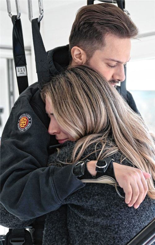 Ein Bild, das mehr als tausend Worte sagt: Die Verbindung des querschnittgelähmten Ex-Starbulls-Spielers Mike Glemser und seiner Freundin Lara Lindmayer ist extrem stark. Foto Bernd Weißbrod/dpa