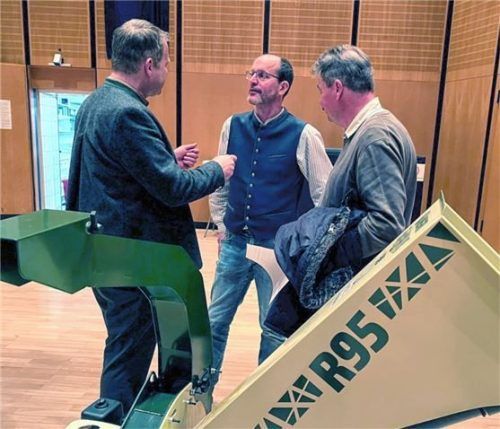 Ein Häcksler gehört seit Kurzem zum Geräteschuppen des Kolbermoorer Siedlungsvereins. Er wurde mit dem Reingewinn des Sommerfestes finanziert. Michael Glas (Mitte) führte ihn auf der Generalversammlung vor. Alle Siedler können das Gerät ausleihen. Foto  Gerlach