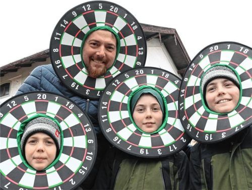 Ein Kostüm, das für Hingucker sorgte: eine Dartscheiben-Familie.