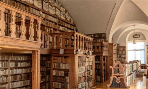Ein wahres Kleinod ist auch die Bibliothek des Klosters Reisach.