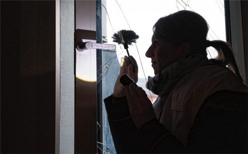Eine Kriminaltechnikerin sichert an einer Tür nach einem Einbruch Spuren (Symbolfoto). Foto dpa/Julian Stratenschulte
