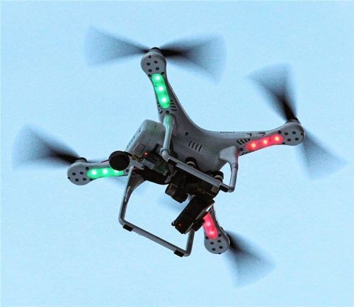 Eine mit einer Kamera bestückte Drohne am Himmel. Foto dpa