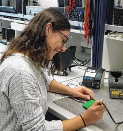 Eine Schülerin der FOS/BOS Wasserburg beim Löten. Foto re