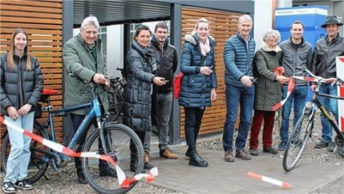Eine Viertelmillion Euro kostete der Neubau am Großkarolinenfelder Bahnhof, den Bürgermeister Bernd Fessler (Zweiter von links) zusammen mit der Architektin Claudia Petzenhammer (Dritte von links) und weiteren Gästen eröffnete. Foto Heinz