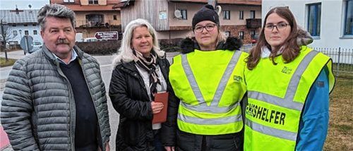 Eine wichtige Säule zum Schutz der Schüler ist der Lotsendienst. Zu einem Gespräch trafen sich (von links) Pittenharts Bürgermeister Sepp Reithmeier, Familienbeauftragte Maria Baumann sowie die Schulweghelferinnen Ana Leebmann und Angi Duldinger. Foto Künzner-Hingerl